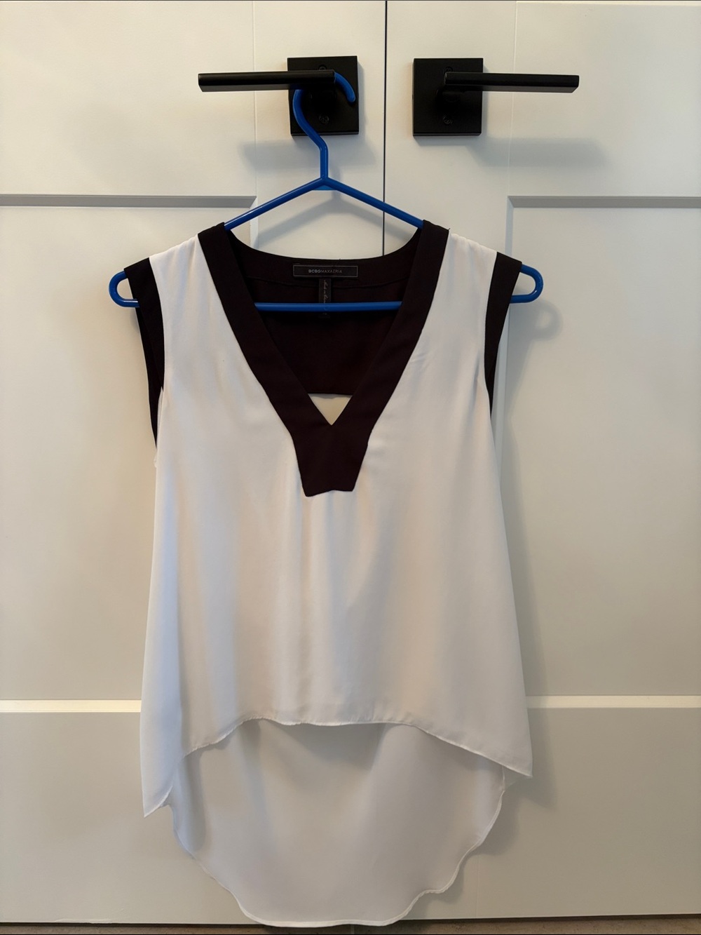 BCBGMaxAzria White Sleeveless V-Neck Tank